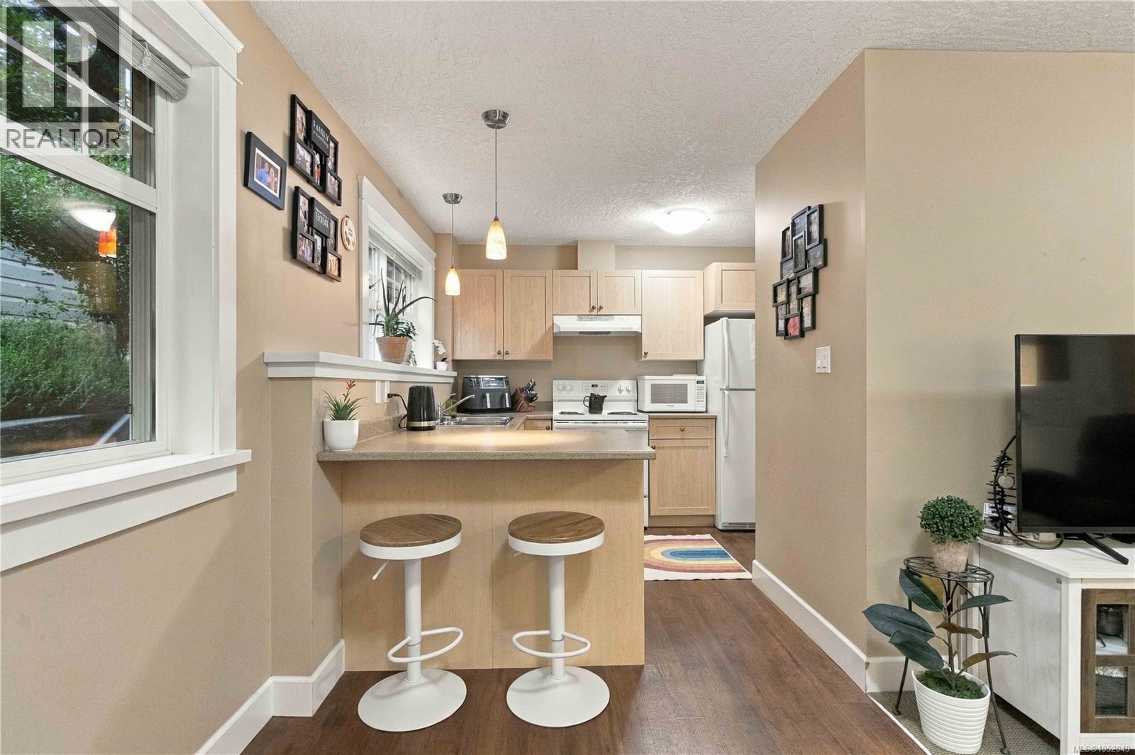  4529 Seawood Terrace, Saanich