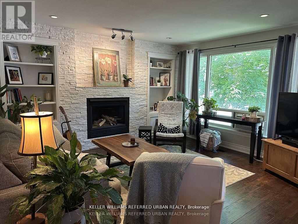 MAIN - 30 COLLINS CRESCENT, Aurora (Aurora Heights) — photo 2