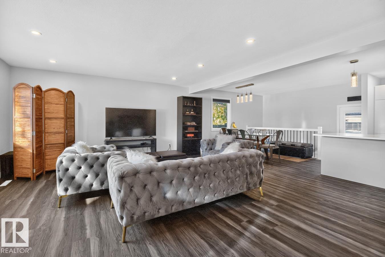7404 92 AV NW - 8
