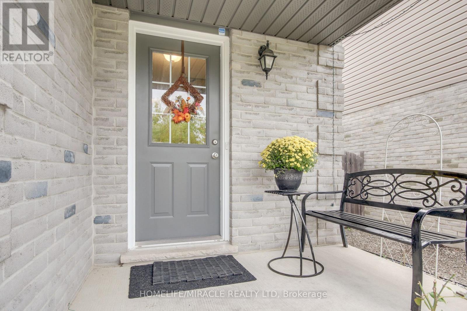 1827 BLOOM CRESCENT, London North (North C) — photo 2