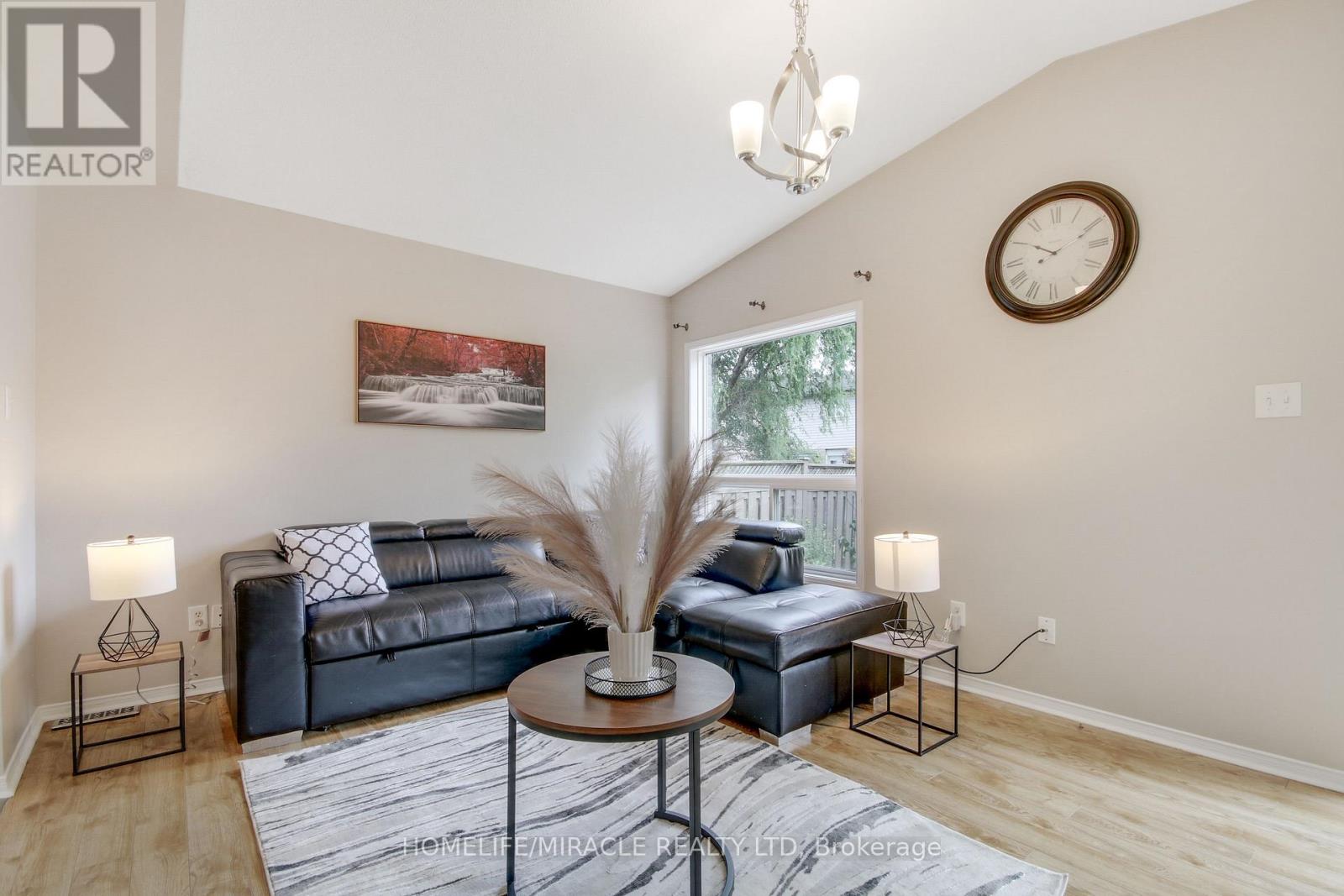 1827 BLOOM CRESCENT, London North (North C) — photo 5
