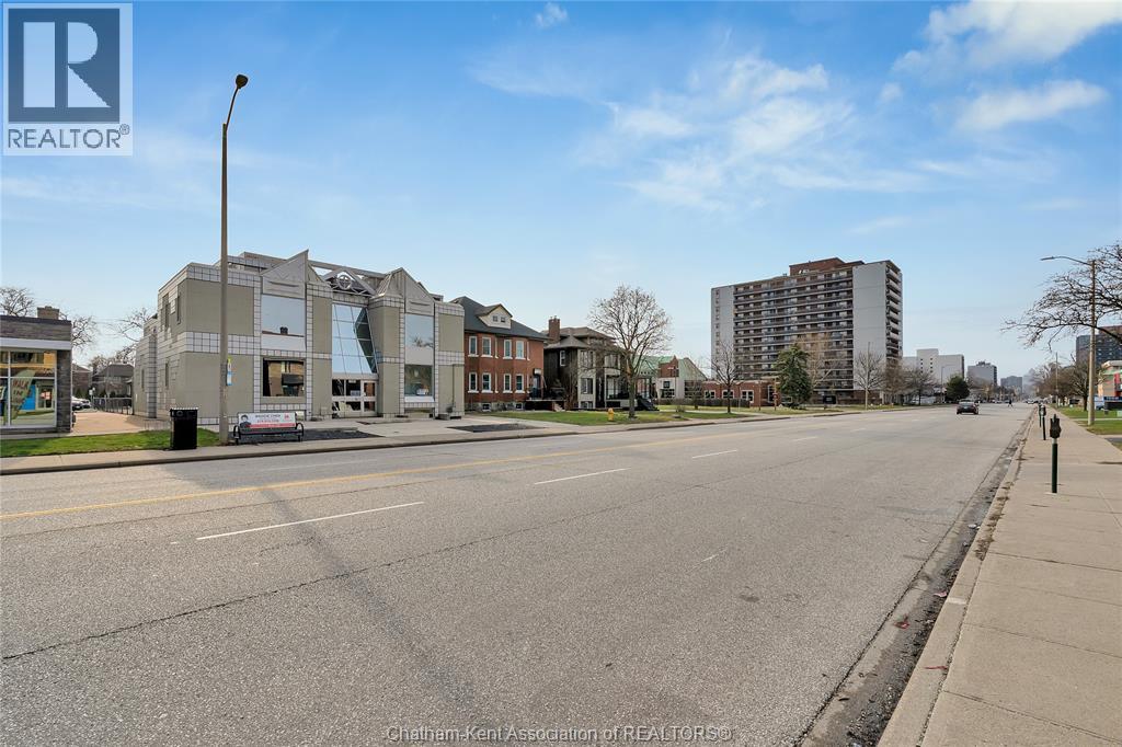1585 Ouellette AVENUE, Windsor — photo 2