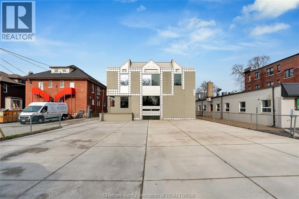 1585 Ouellette Avenue — photo 44