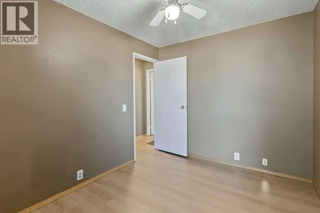 #28 76 Cedardale Crescent SW - 18