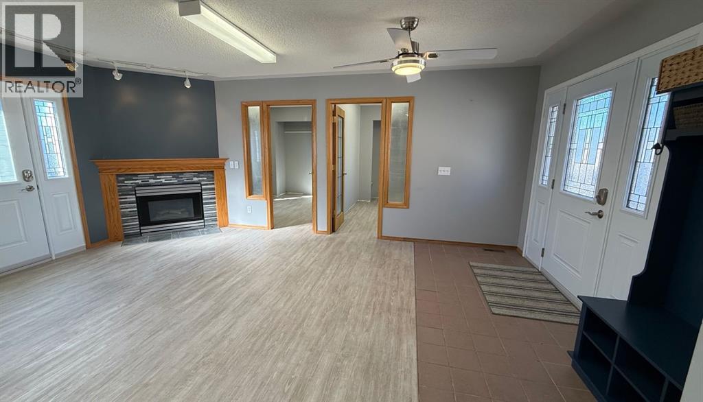 307 4 Avenue W - 3