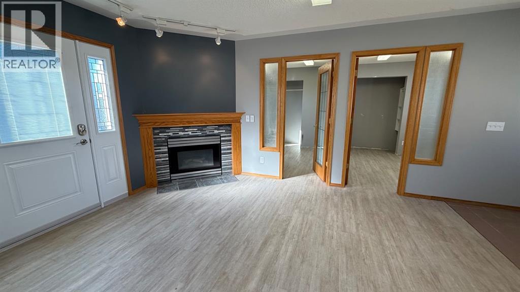 307 4 Avenue W - 4