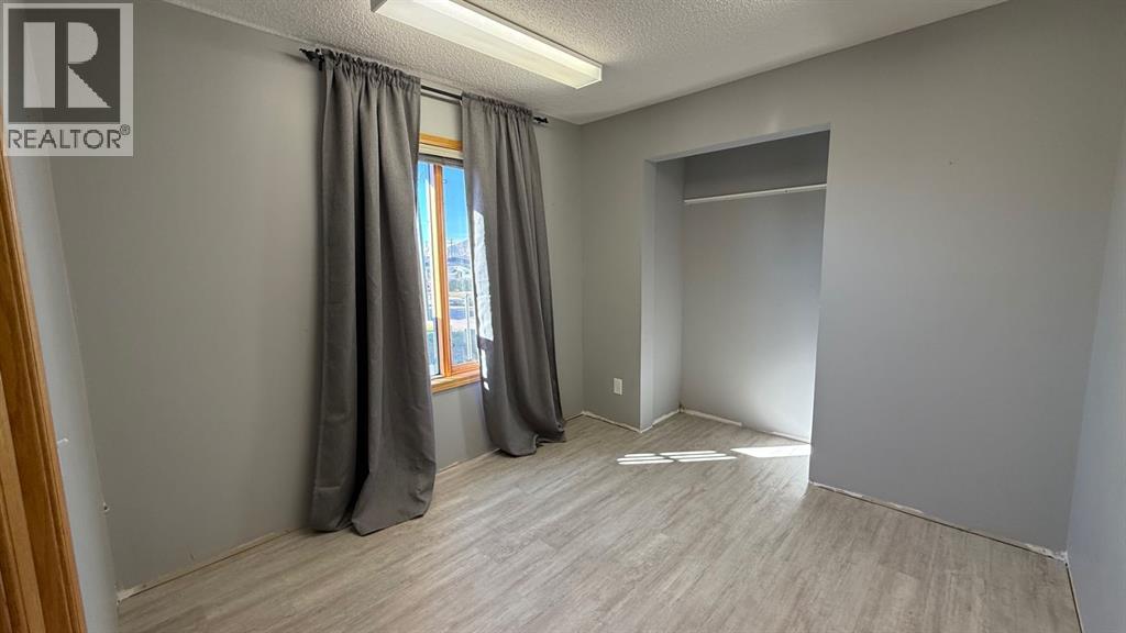 307 4 Avenue W - 7