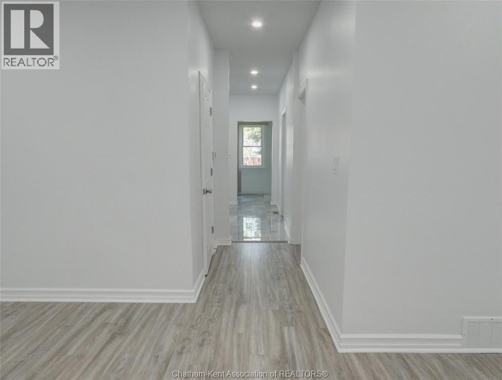 1716 Drouillard ROAD, Windsor — photo 4