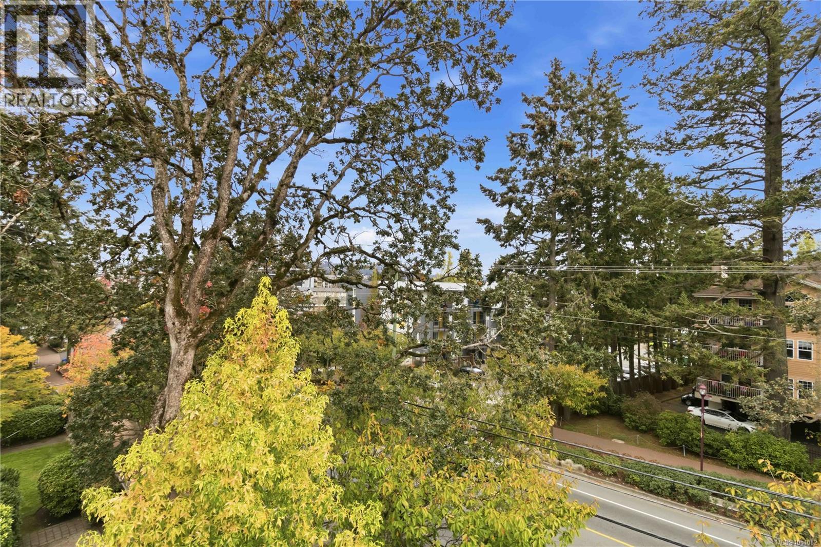 #410 611 Goldstream Ave - 36