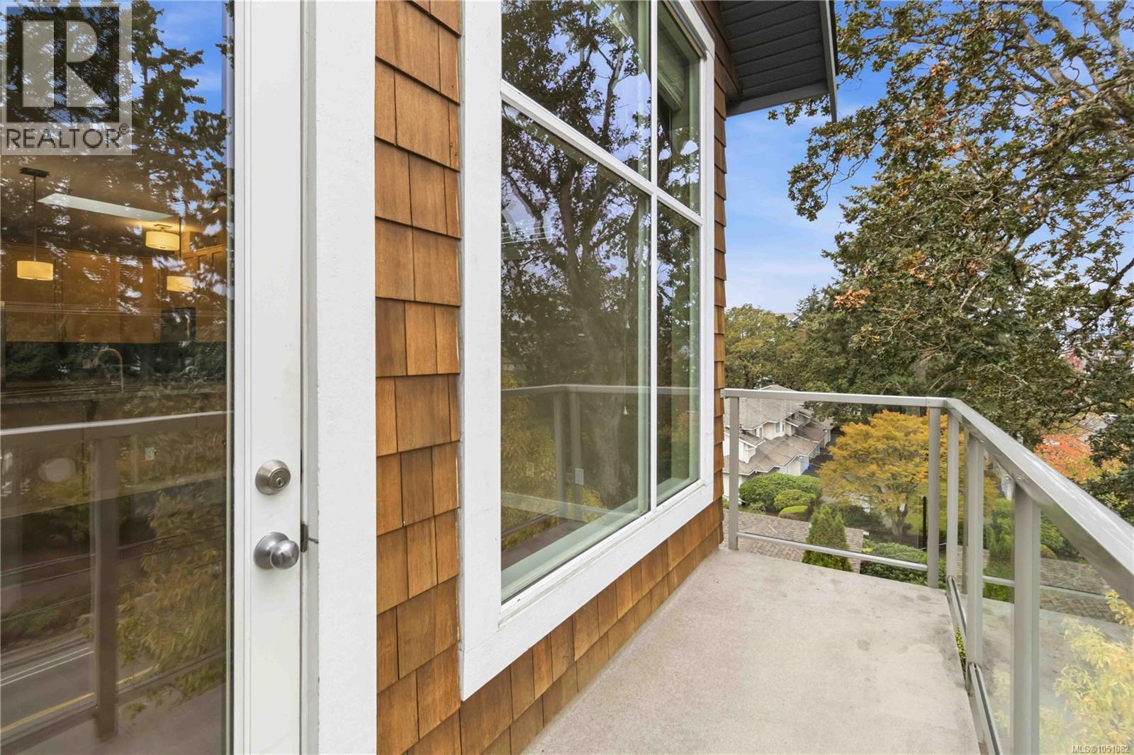 #410 611 Goldstream Ave - 32