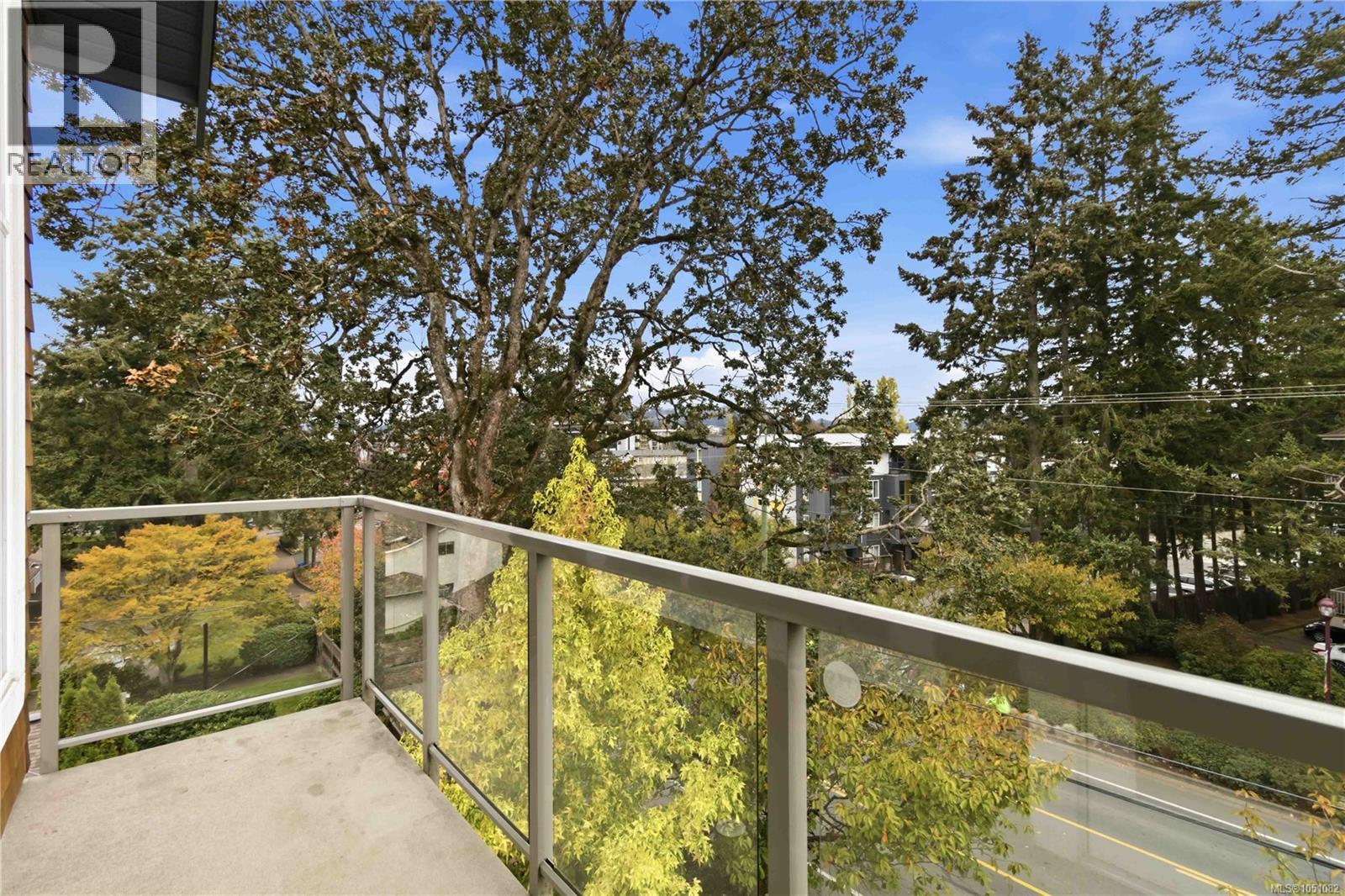 #410 611 Goldstream Ave - 35