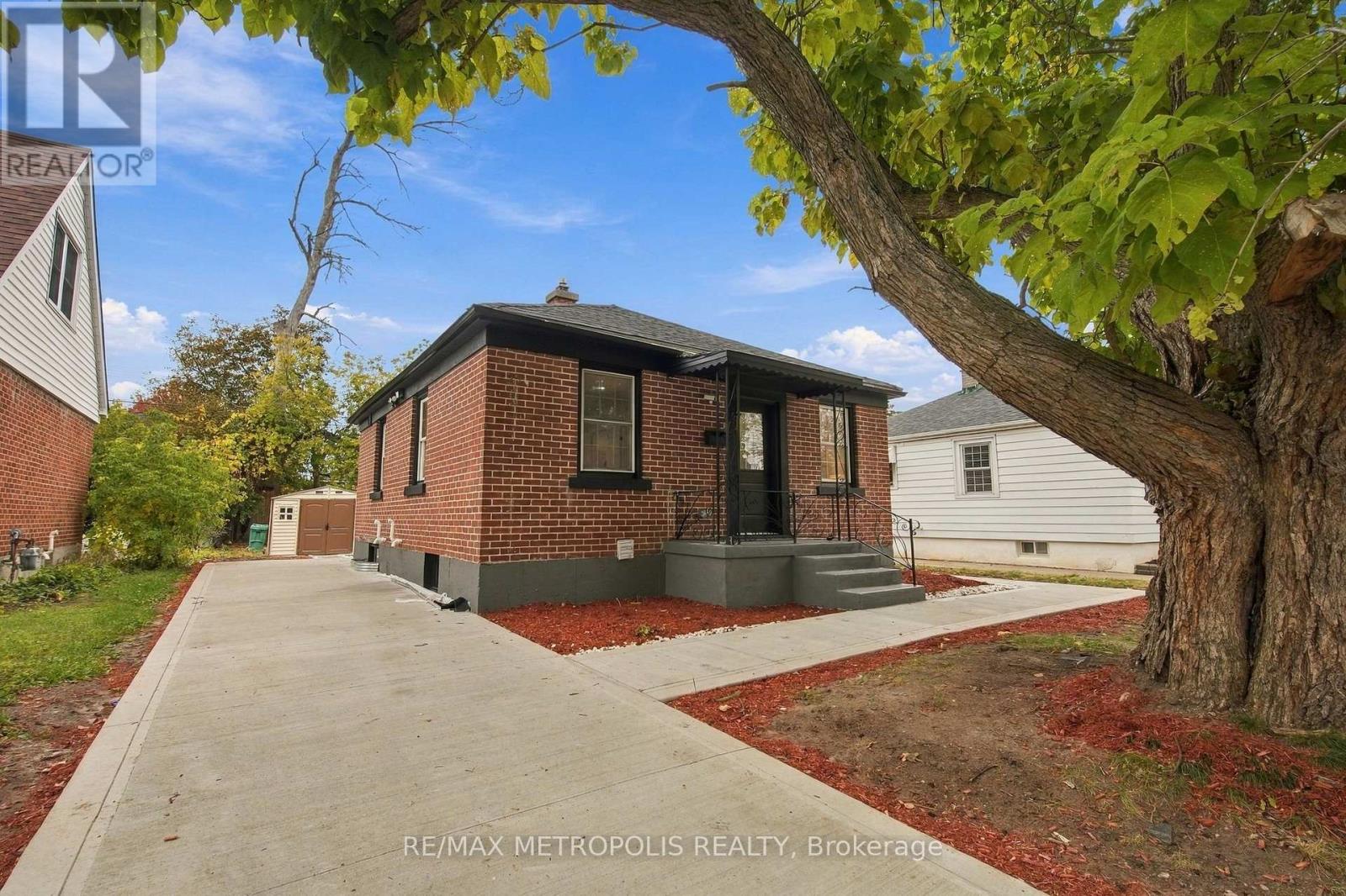 488 MCKELLAR STREET - 1