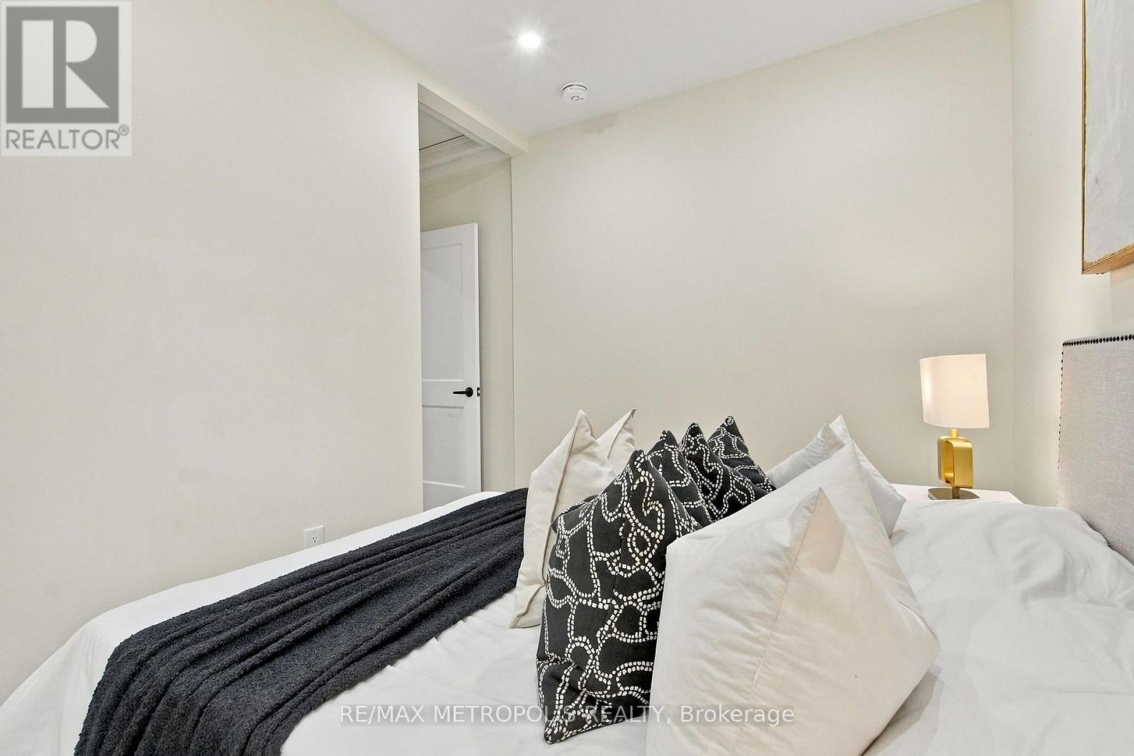 488 Mckellar Street — photo 14