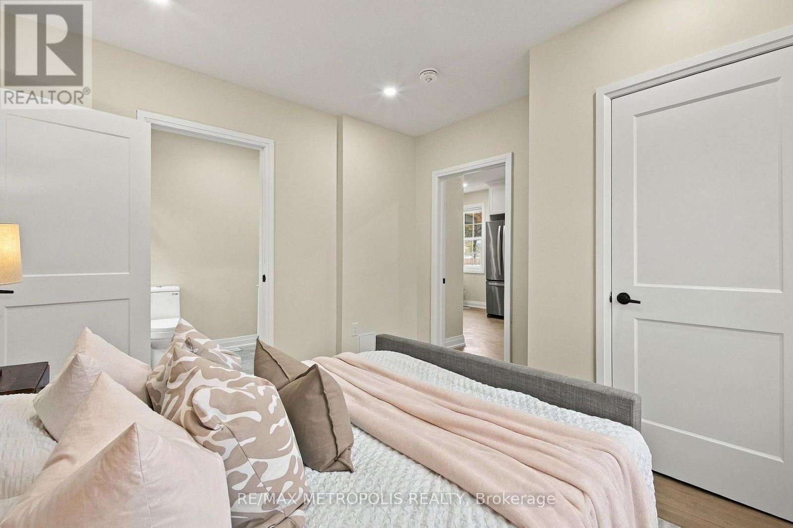 488 Mckellar Street — photo 16