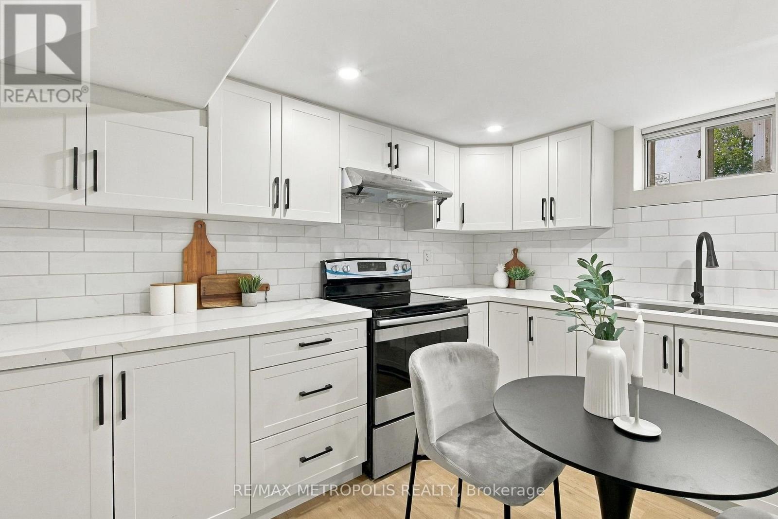 488 Mckellar Street — photo 25