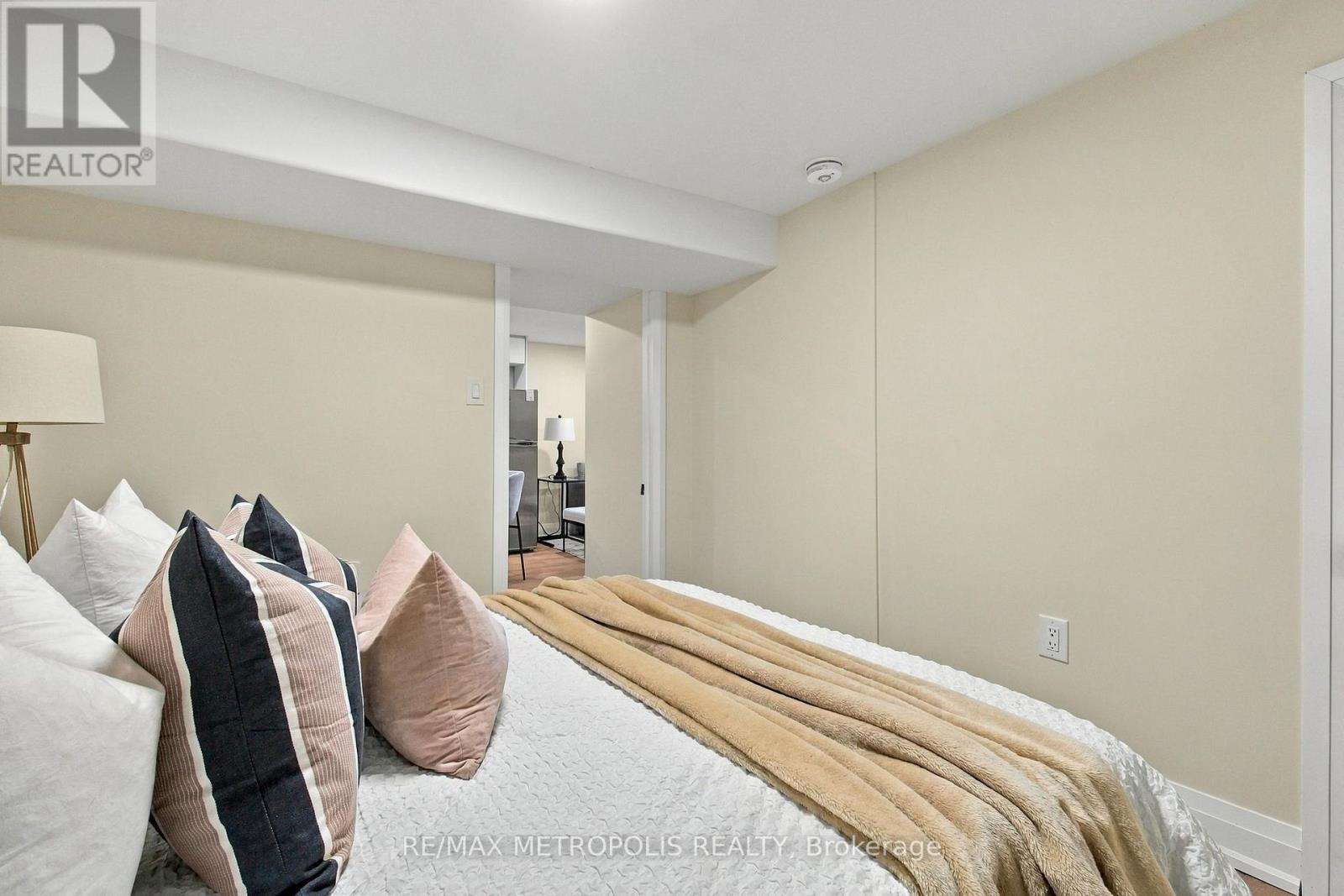 488 Mckellar Street — photo 28