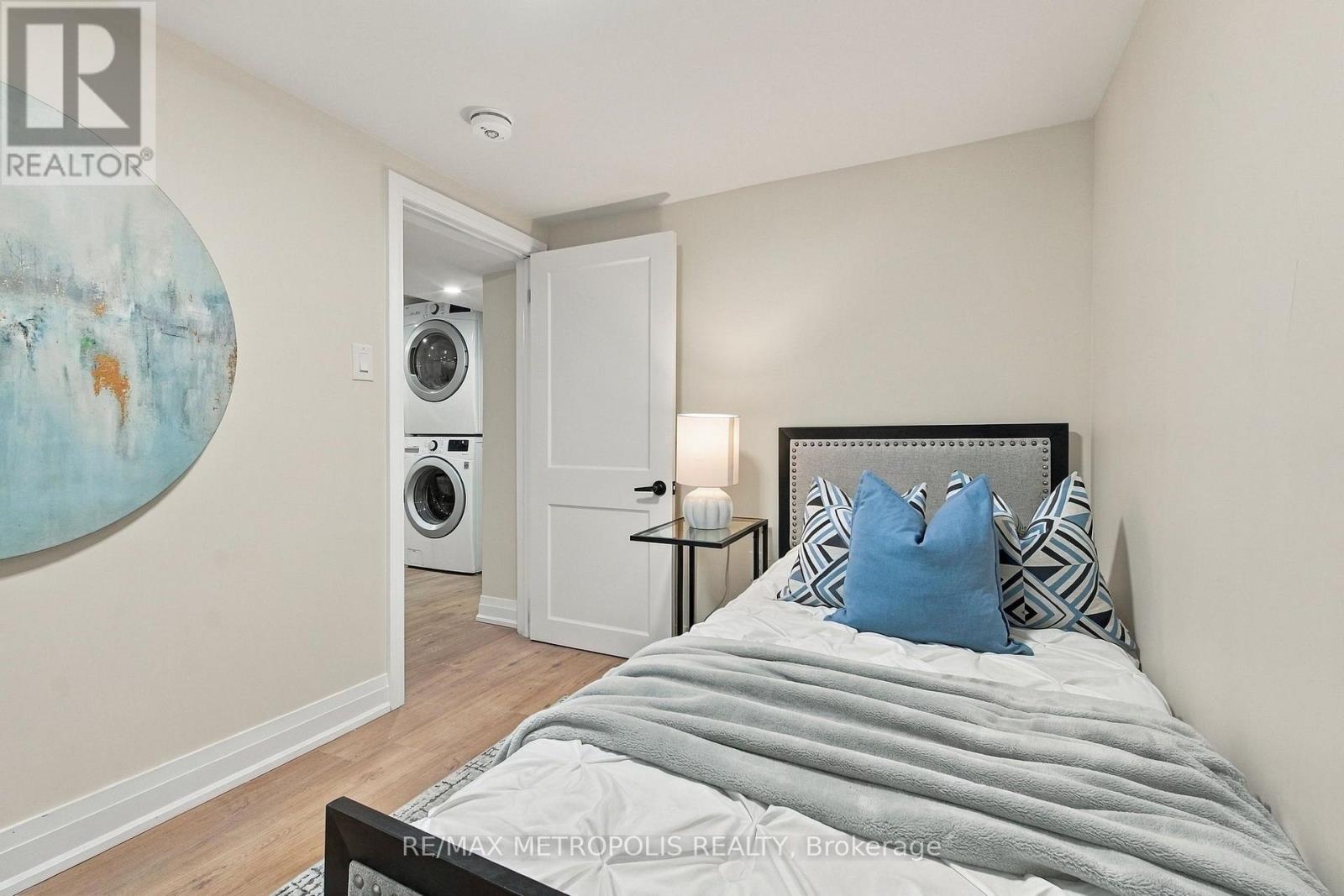 488 Mckellar Street — photo 29