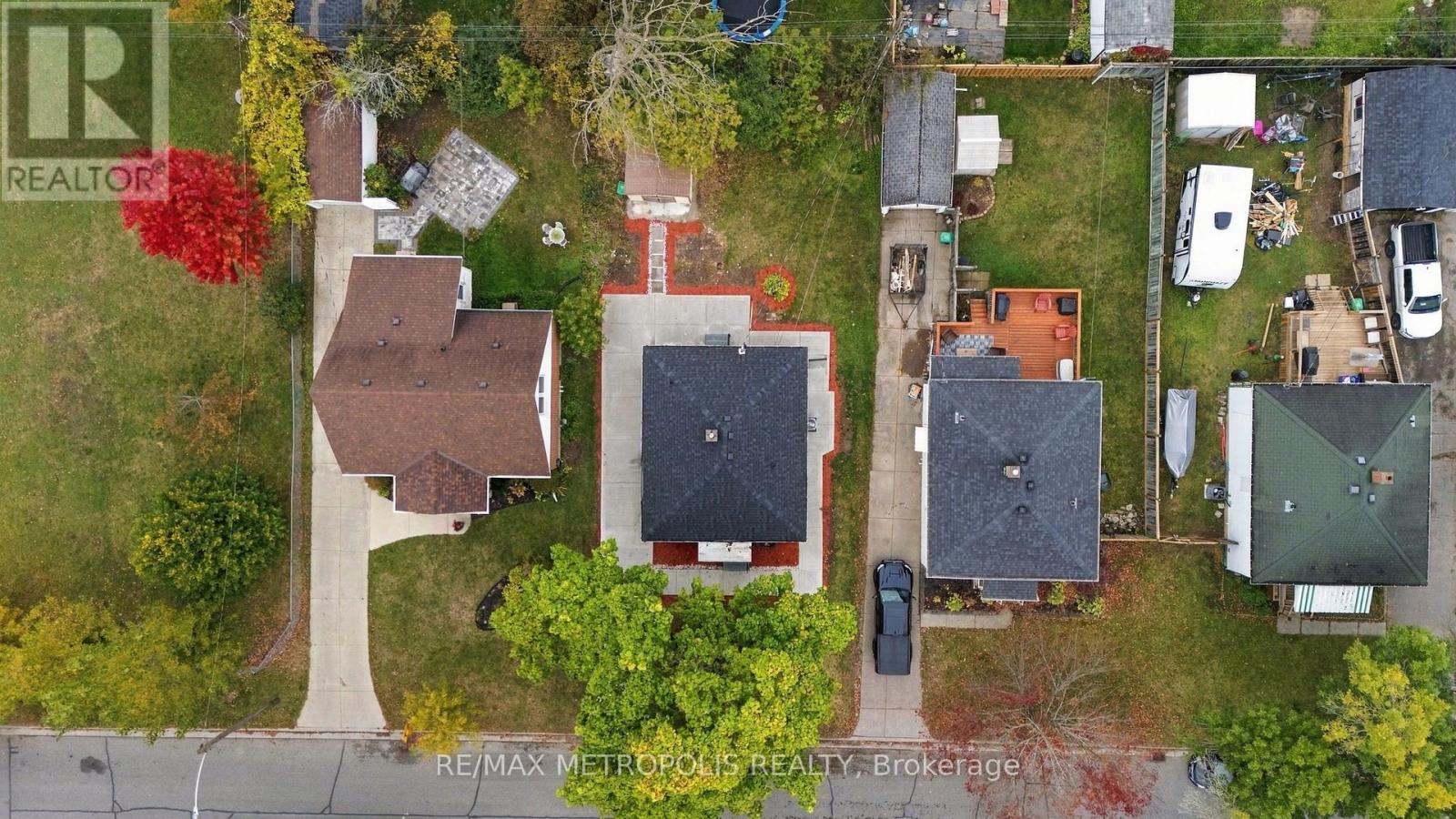 488 Mckellar Street — photo 36