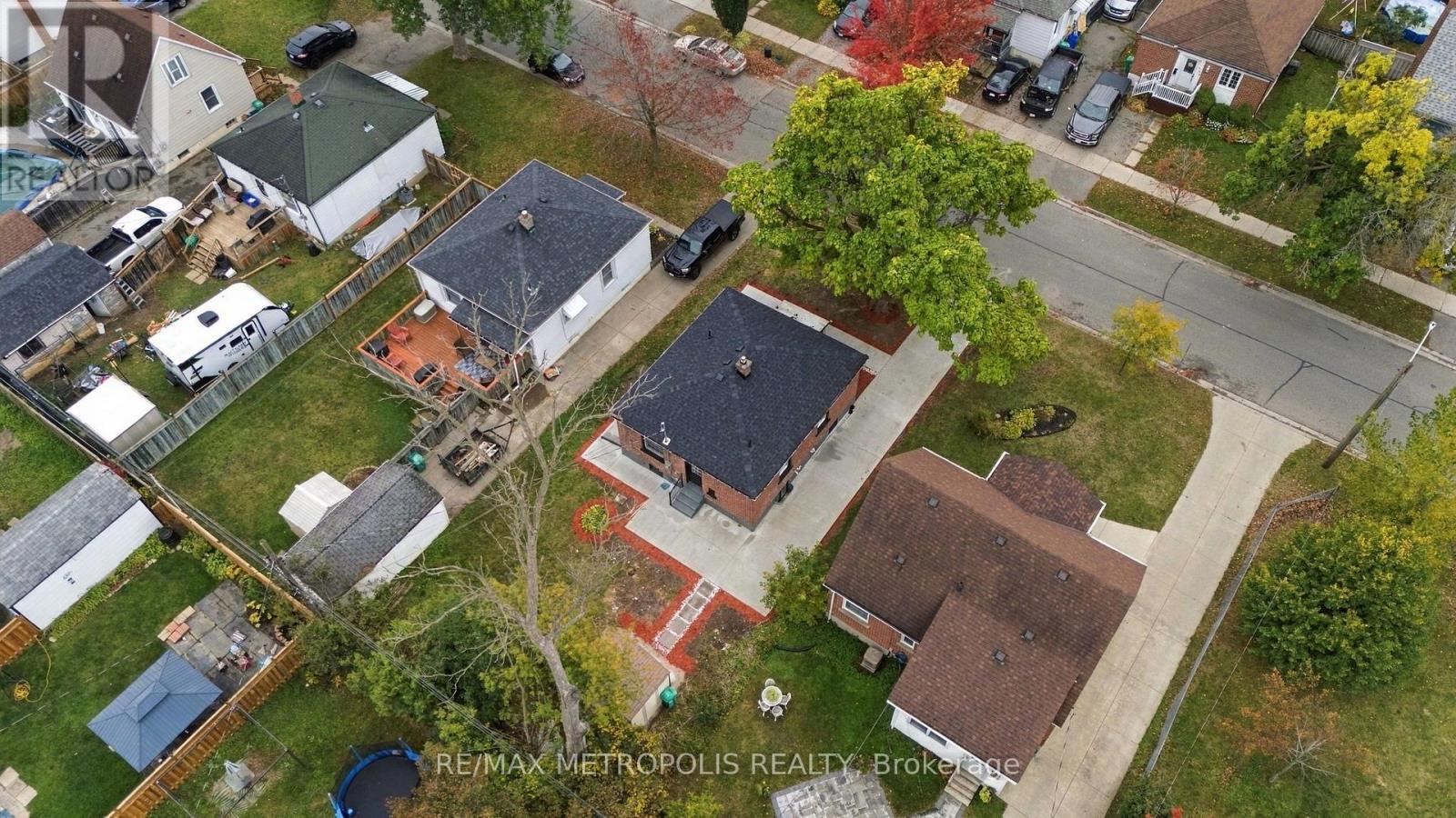 488 Mckellar Street — photo 38
