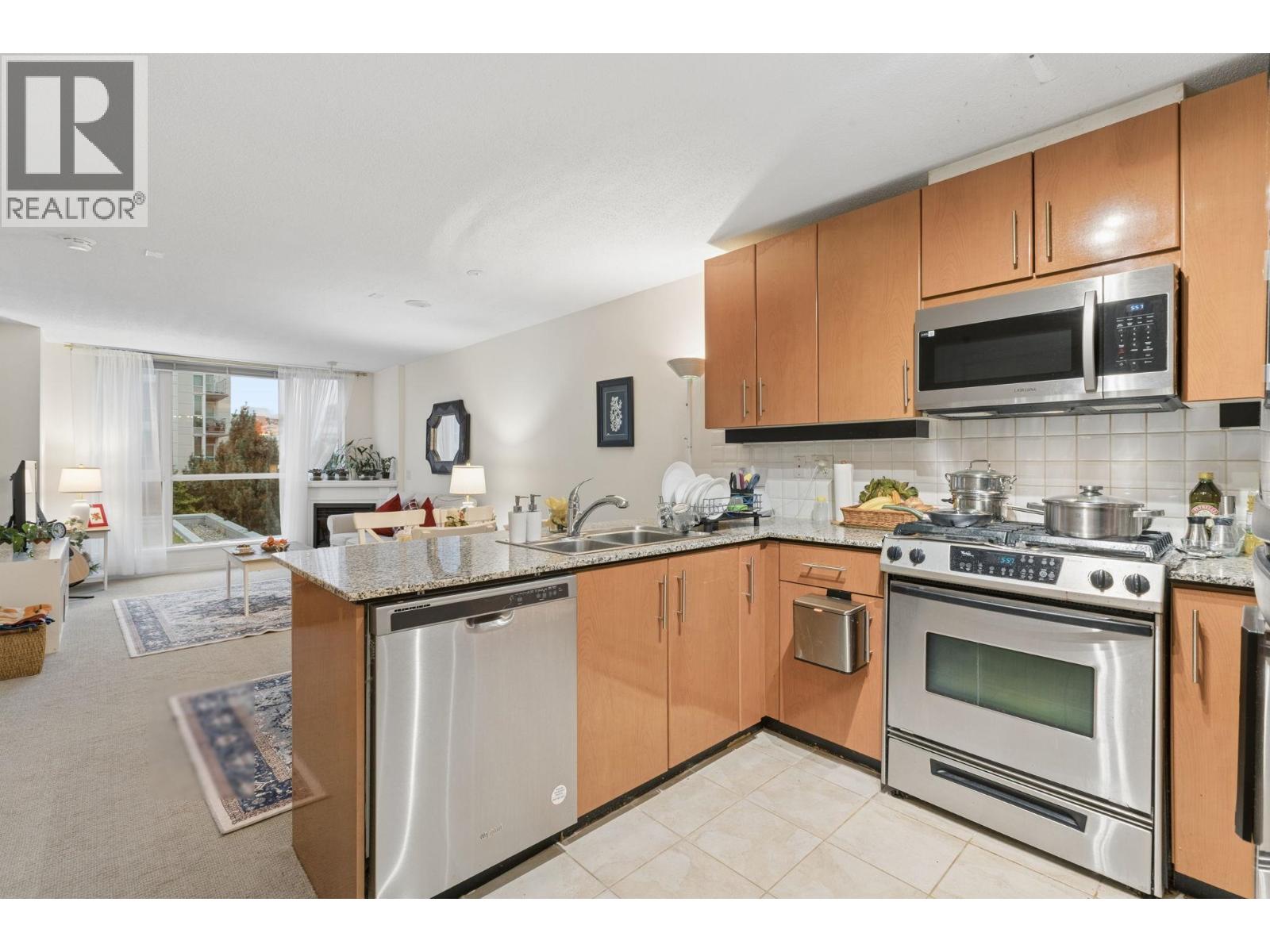 607 188 E ESPLANADE property photograph