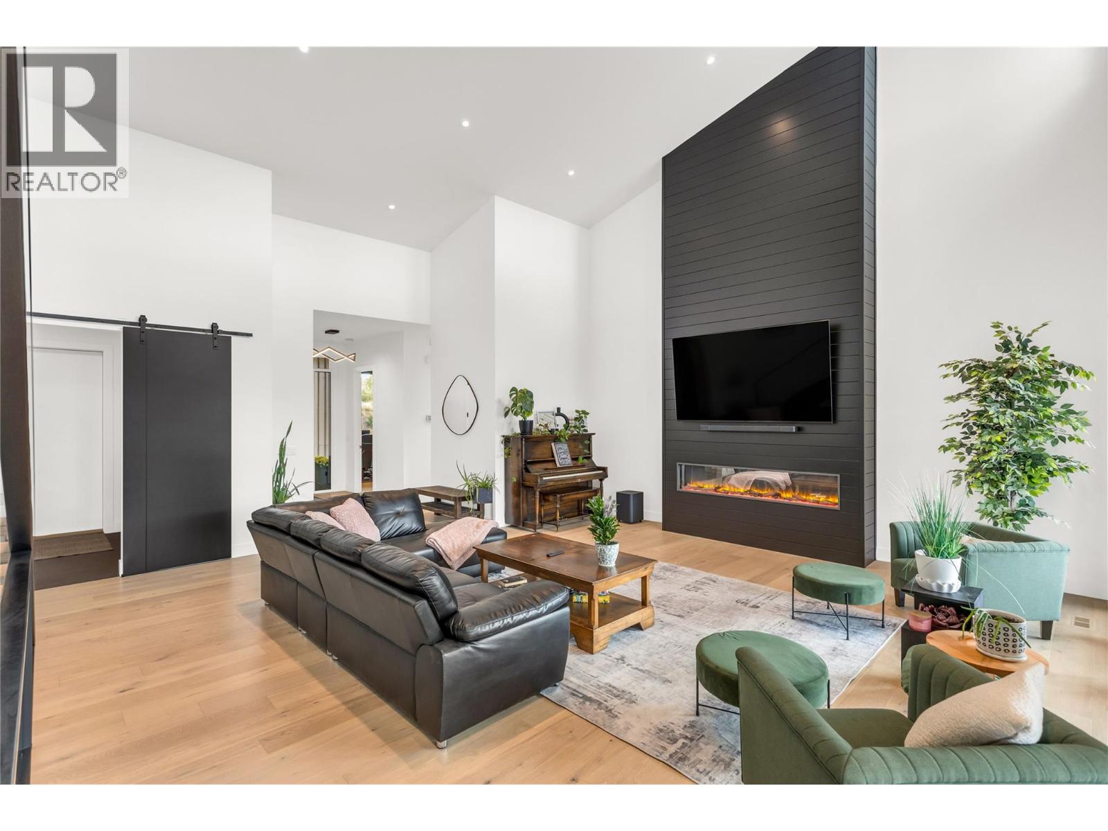 1592 Carnegie Street photo 7