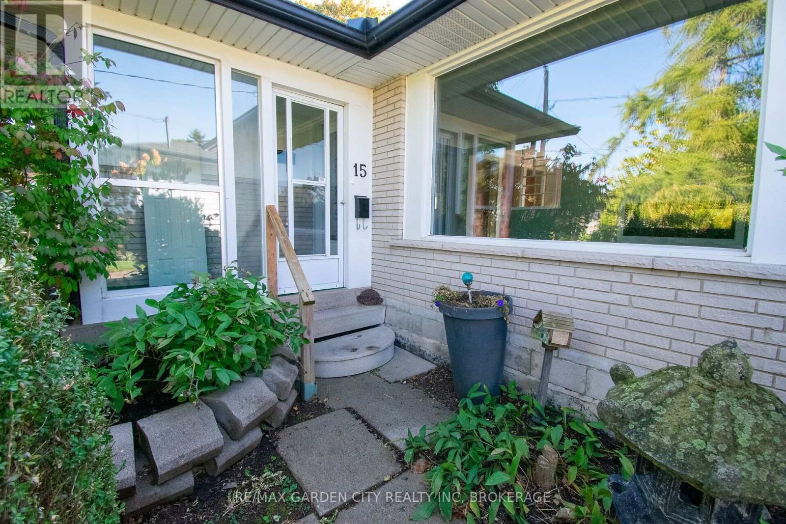 15 Karen Crescent — photo 2