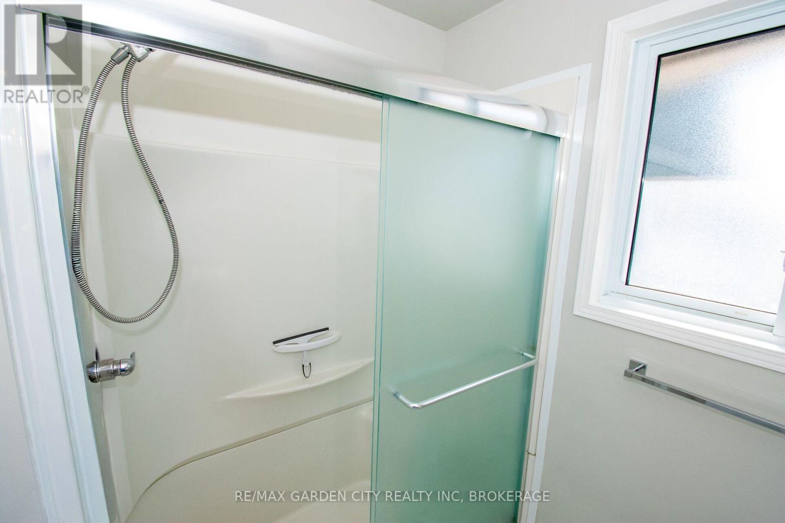 15 KAREN CRESCENT - 23