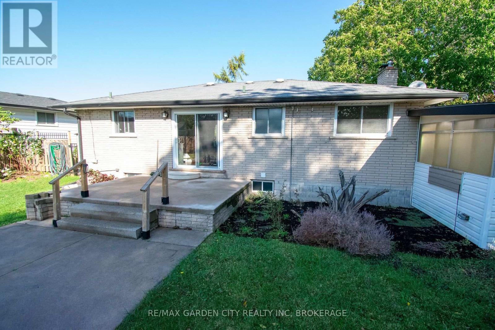 15 Karen Crescent — photo 48