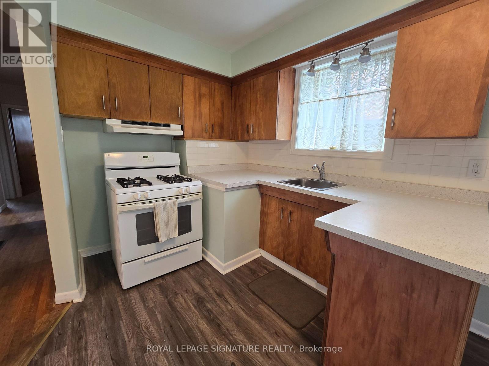7 Scotchdale Avenue, Toronto, ON photo 8