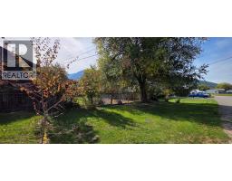 468 Sixth Avenue, Midway, BC V0H1M0 Photo 19