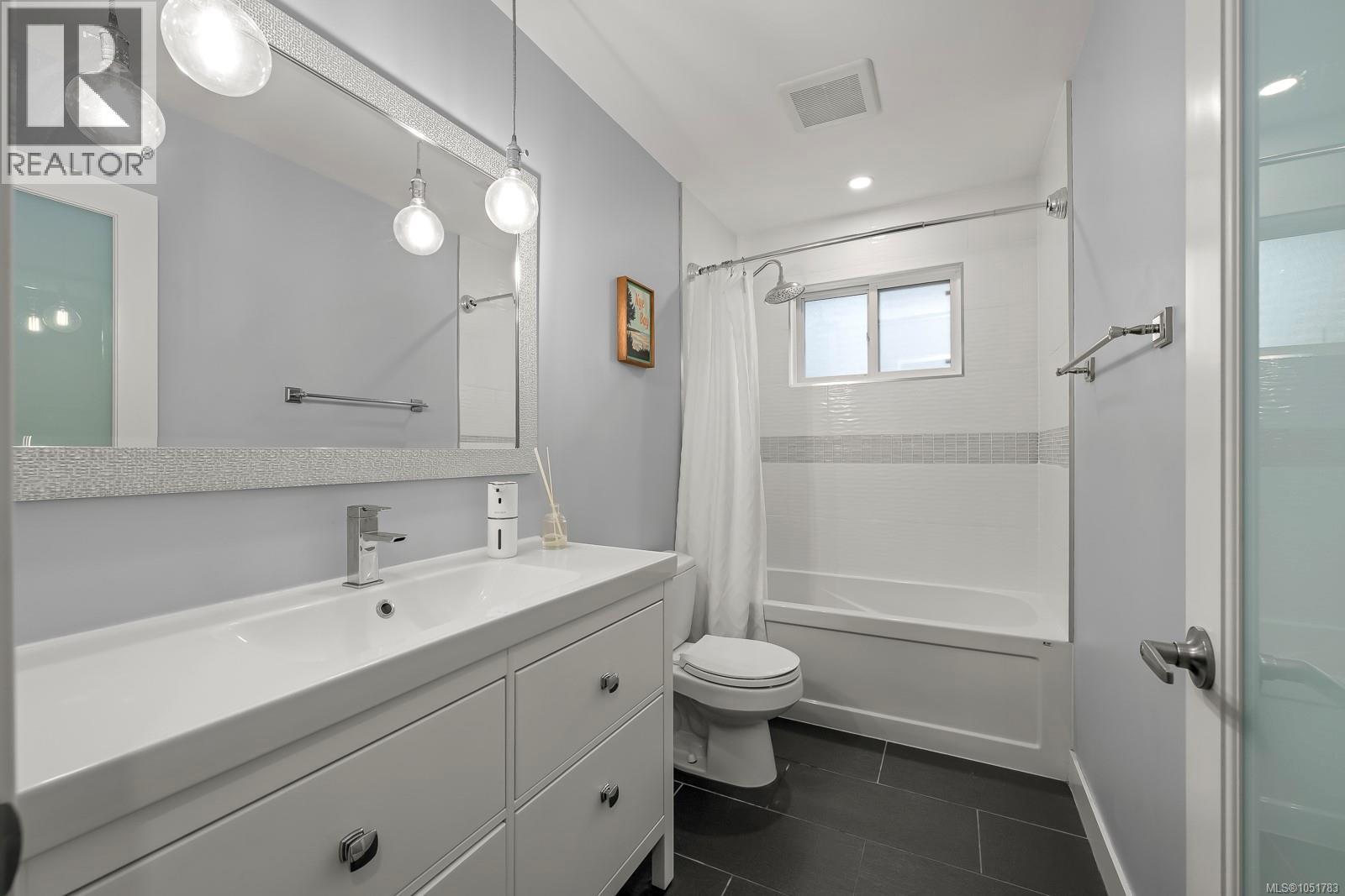 554 Cormorant St - 26