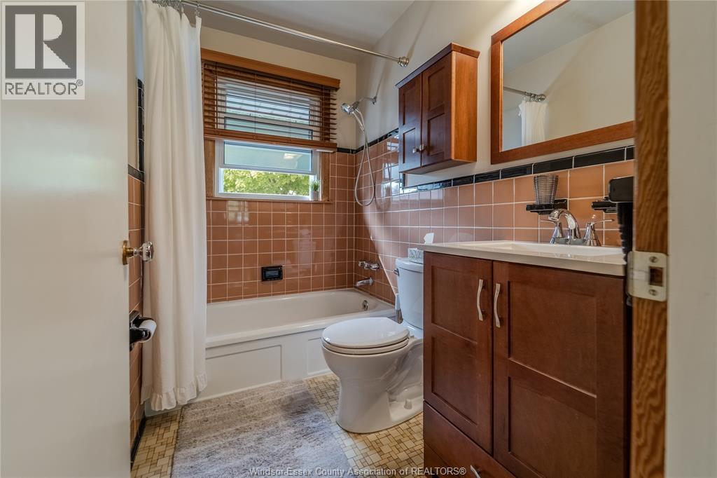 1049 BUCKINGHAM ROAD - 23