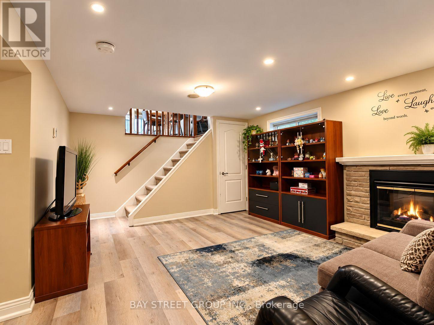 111 FRED VARLEY DRIVE - 20