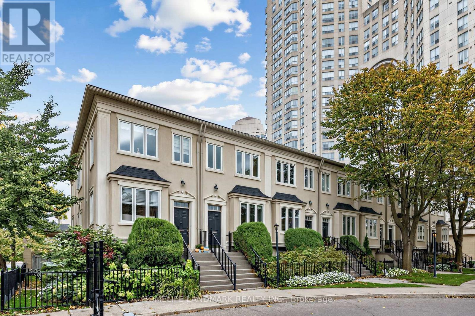 2283 Lake Shore Boulevard West — photo 2