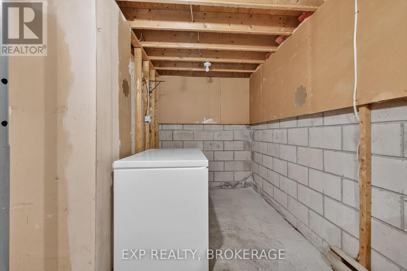 115 Wright Crescent — photo 34