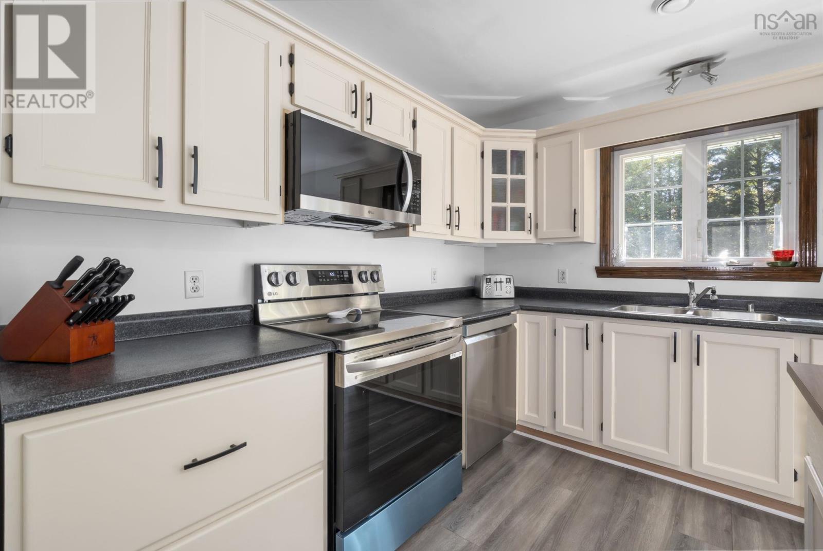 696 Summit Ridge Road - 11