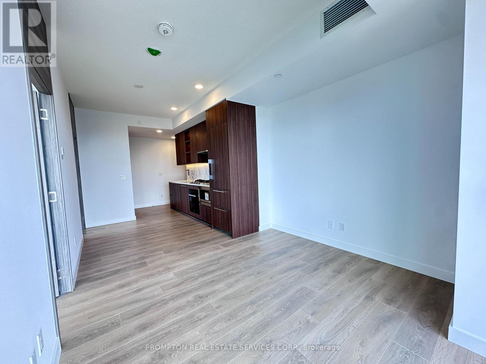 18 Esther Shiner Boulevard — photo 3