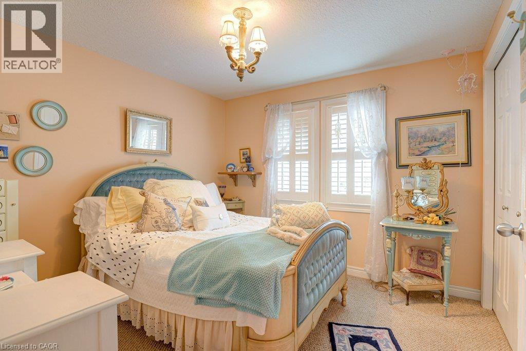 460 Lausanne Crescent — photo 18