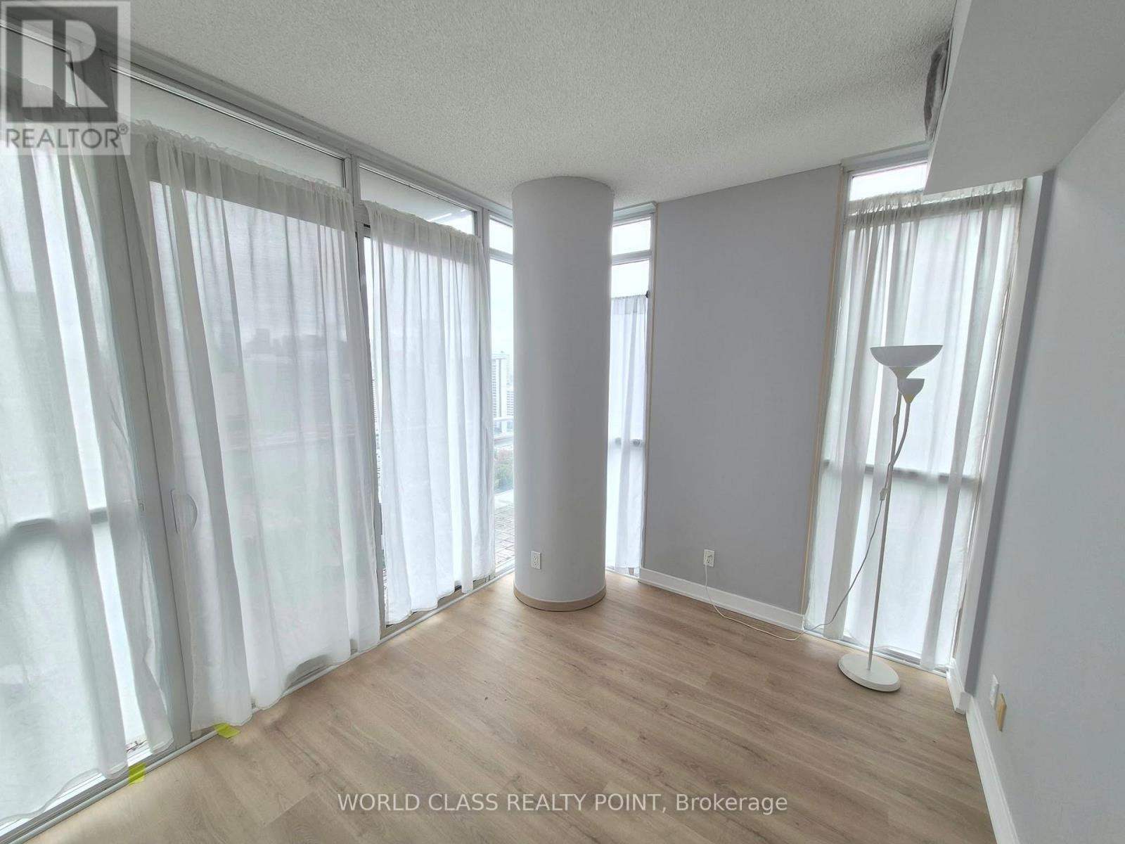 126 Simcoe Street — photo 11
