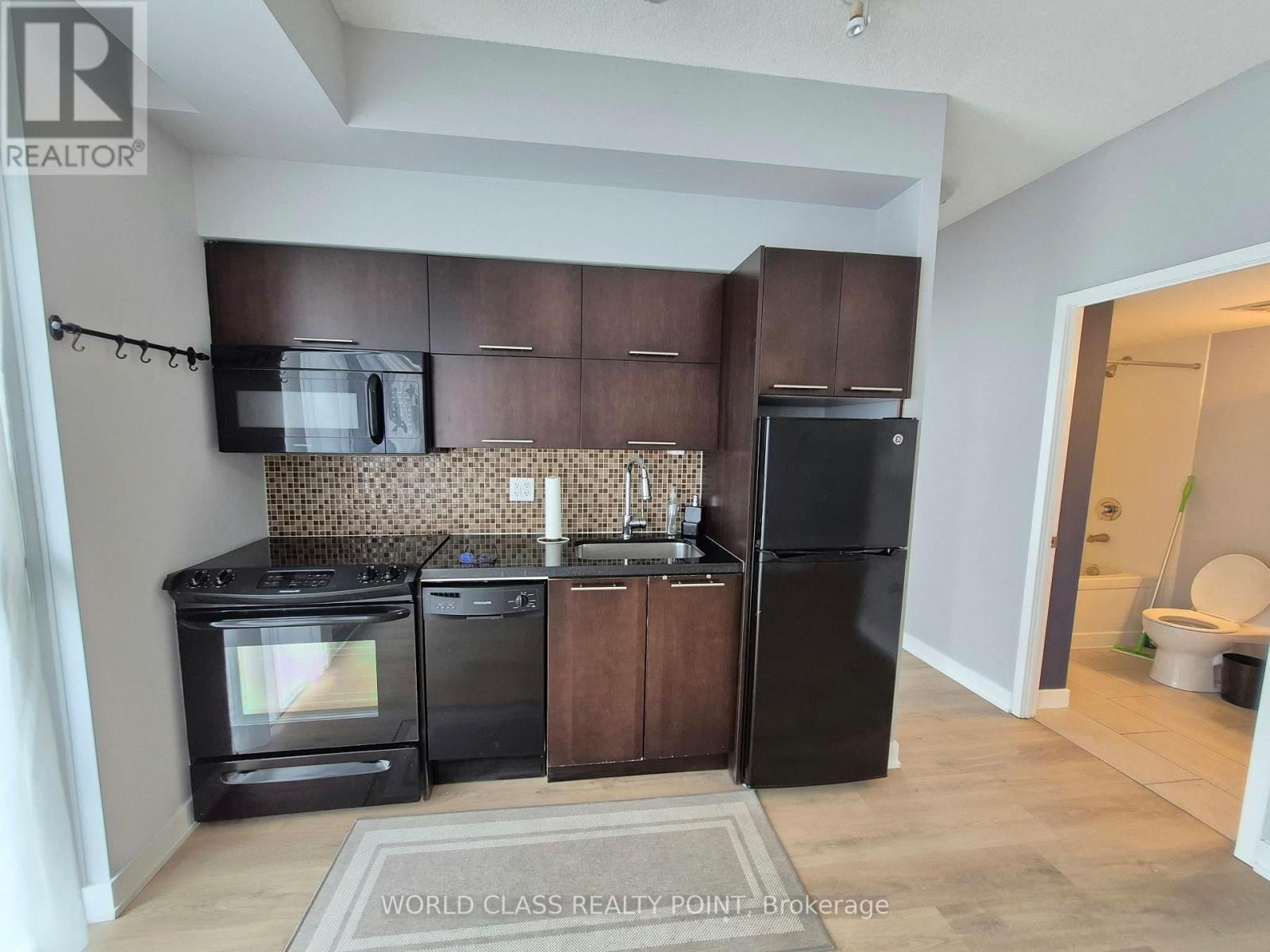 126 Simcoe Street — photo 13
