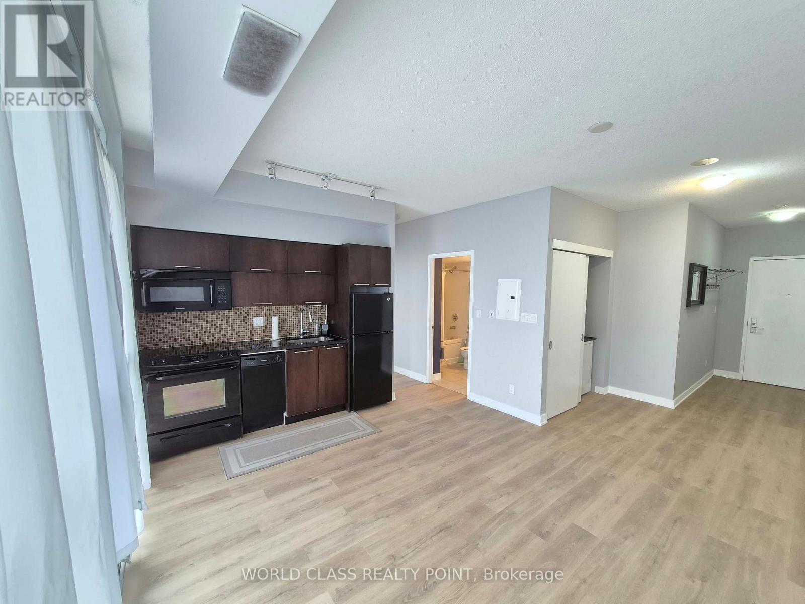 126 Simcoe Street — photo 2