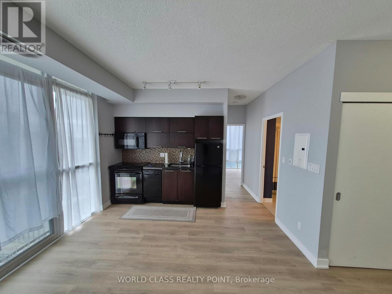 126 Simcoe Street — photo 3