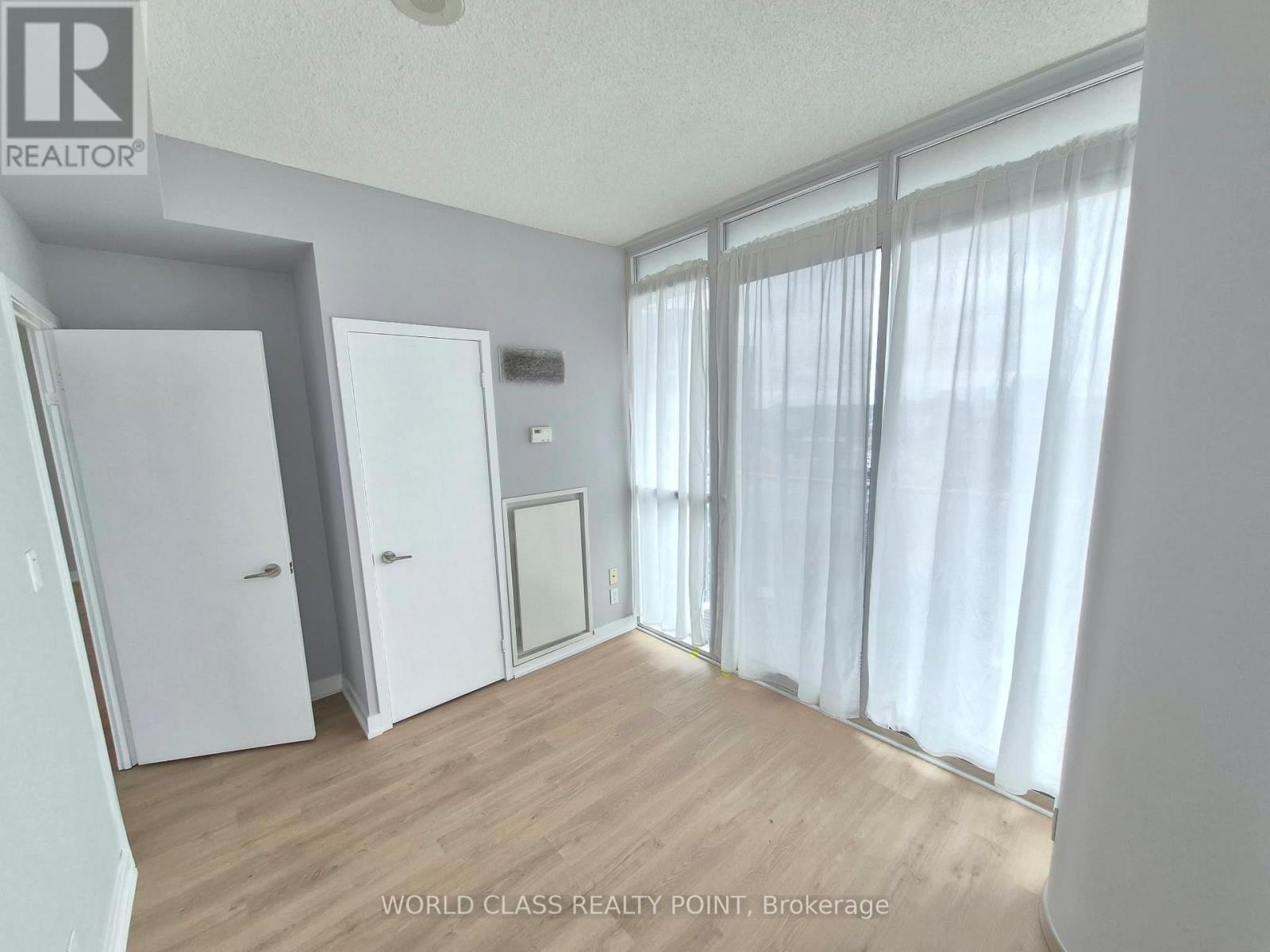 126 Simcoe Street — photo 4
