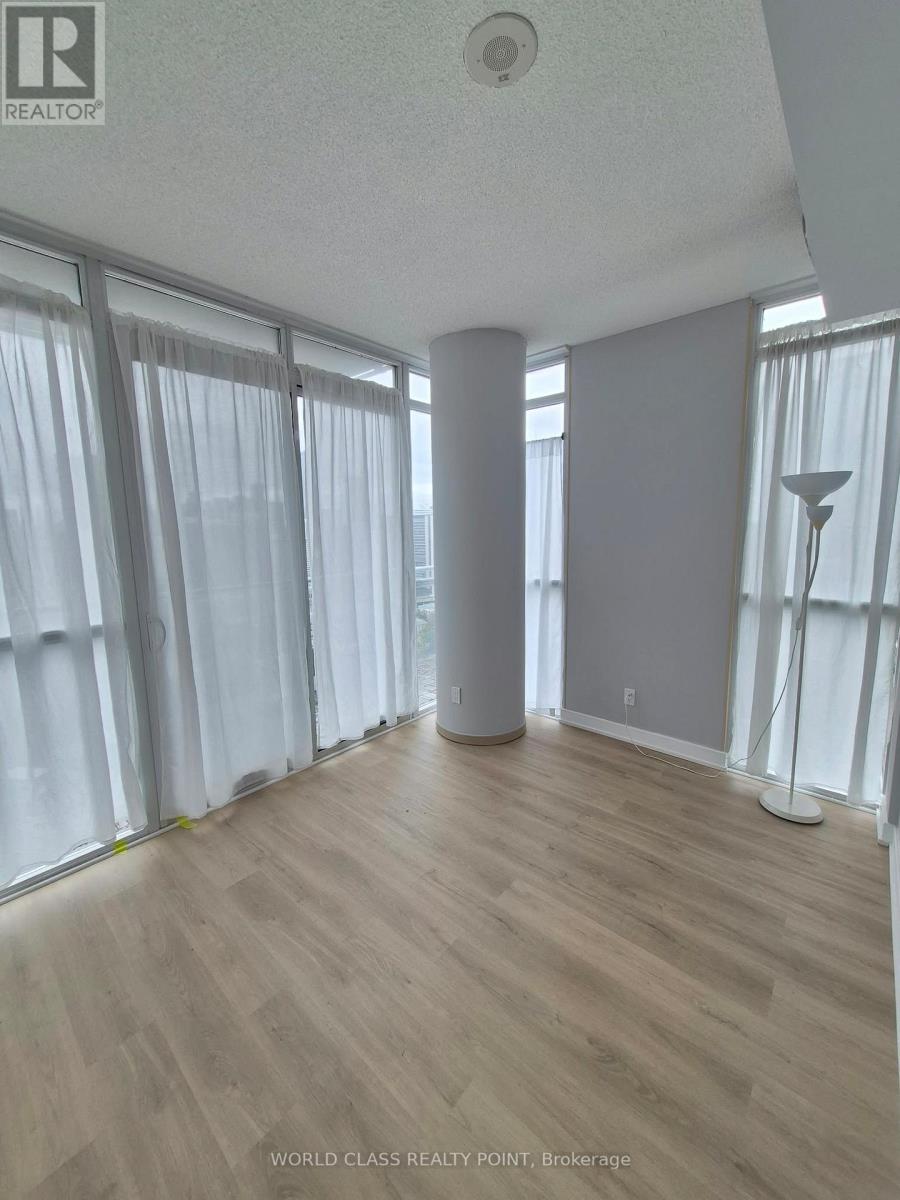 126 Simcoe Street — photo 8