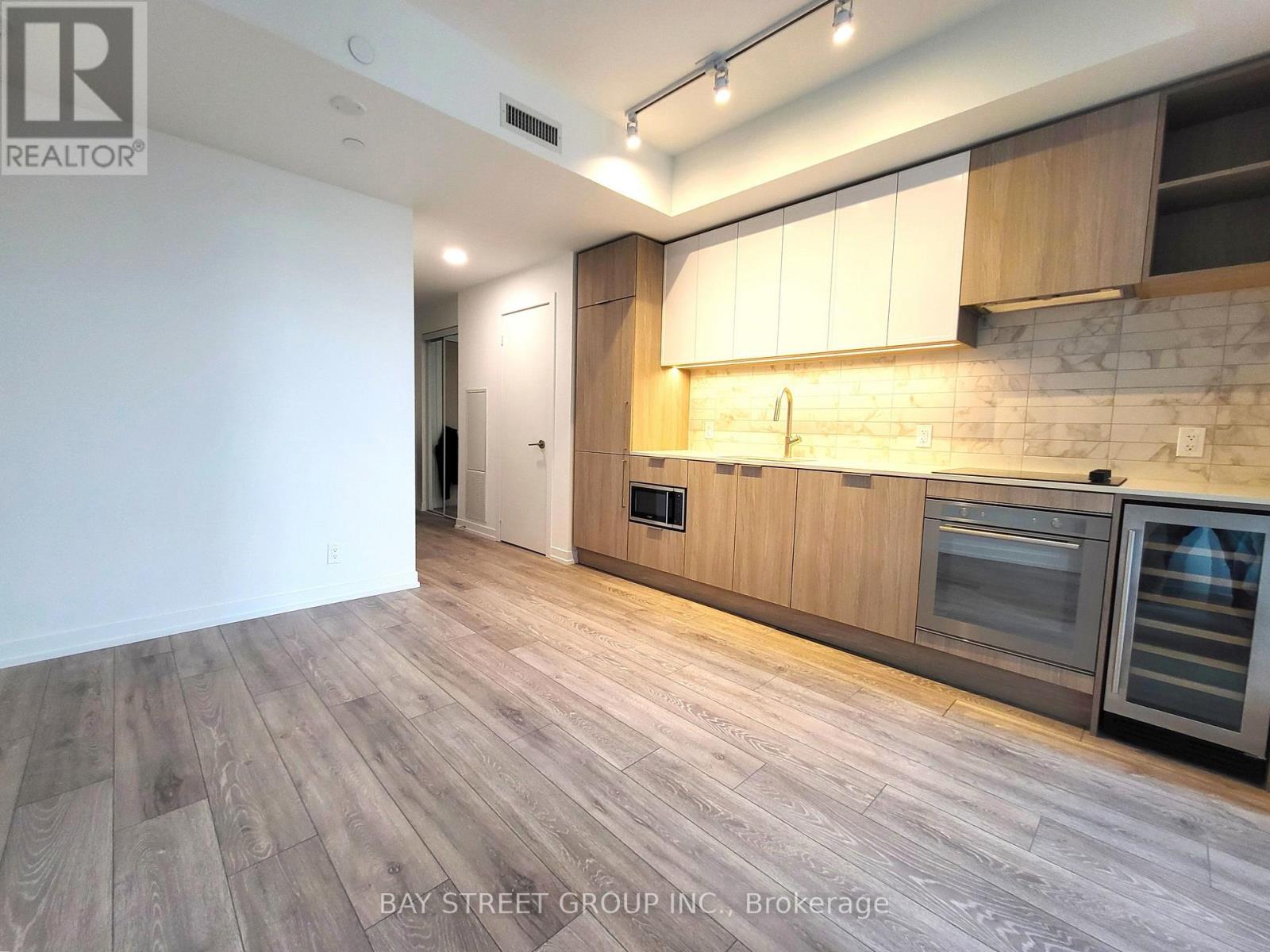 2020 Bathurst Street — photo 12