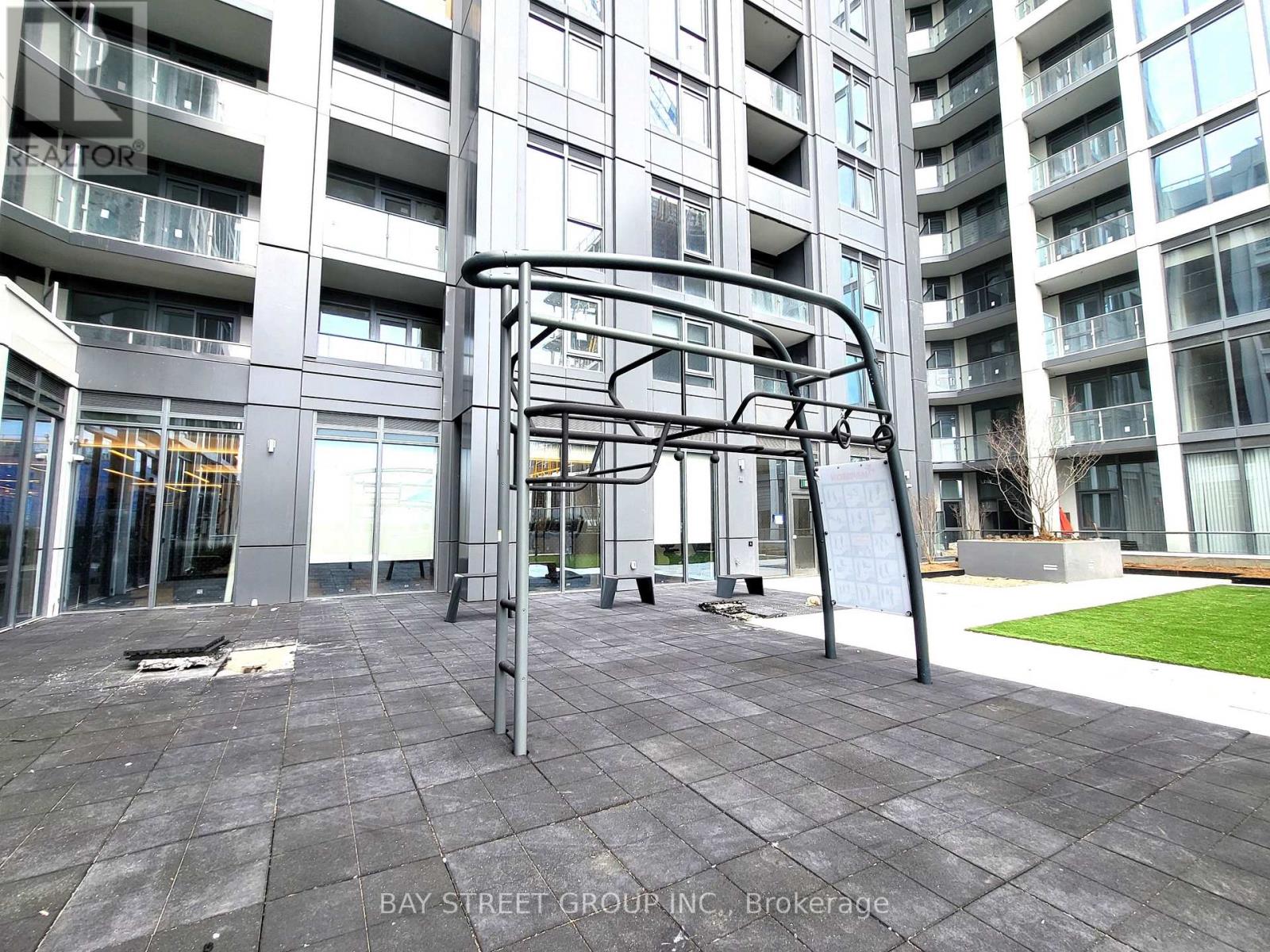 2020 Bathurst Street — photo 27