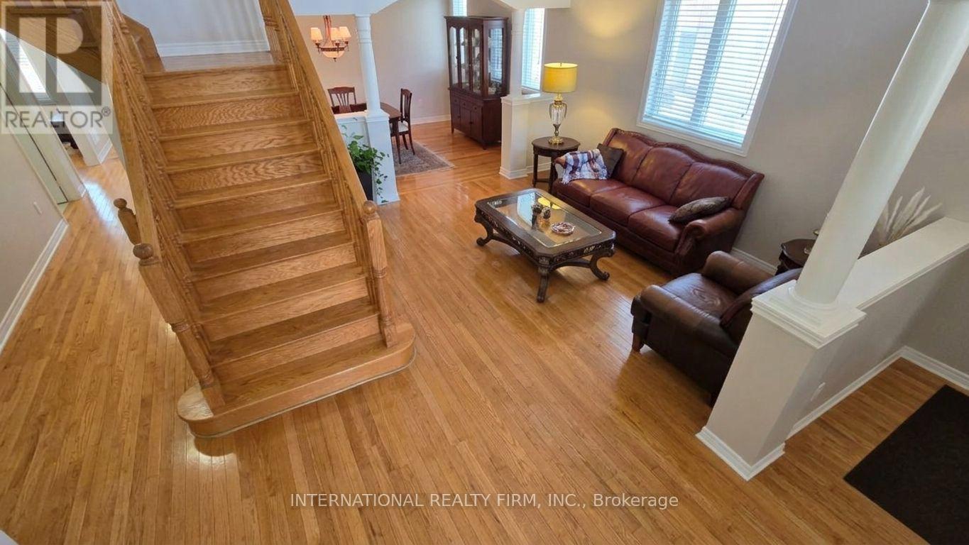 30 O'Hara Crescent Southeast, Richmond Hill, ON photo 4