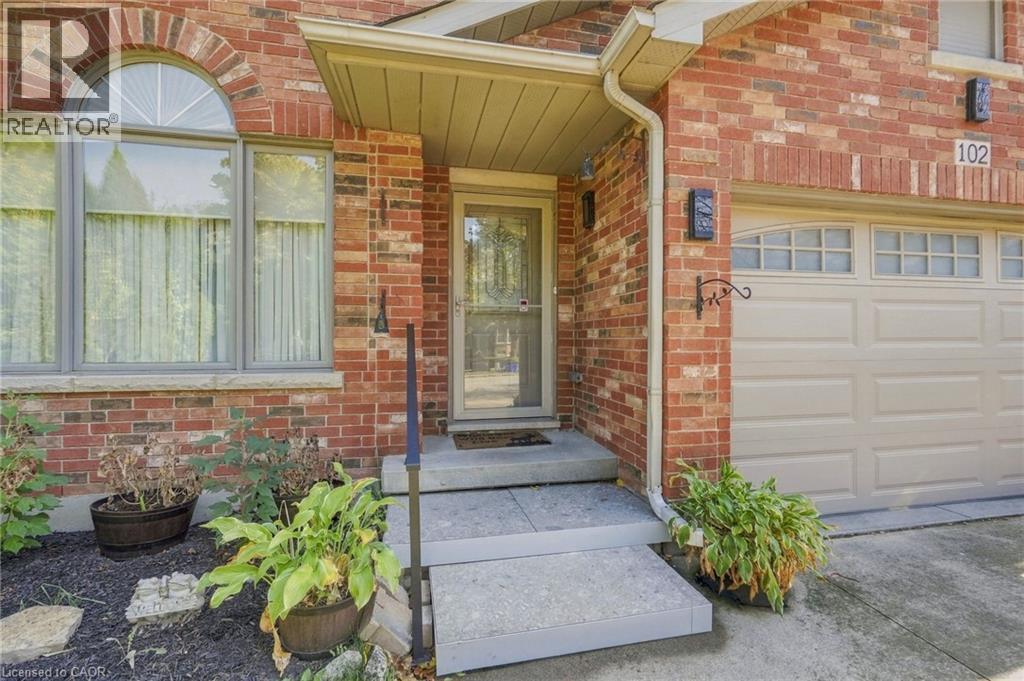 102 Cove Crescent — photo 4