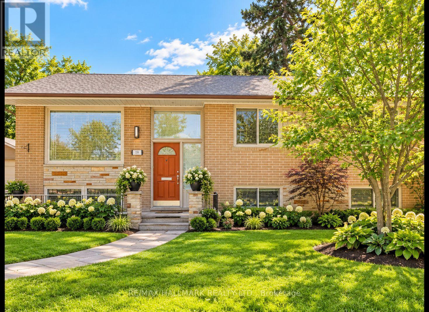 19 Brookwood Court, Toronto, ON photo 2