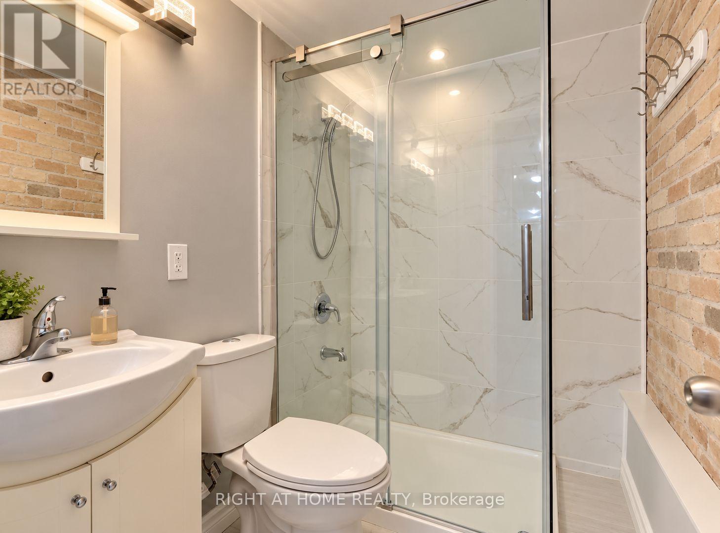 1392 King Street West — photo 7